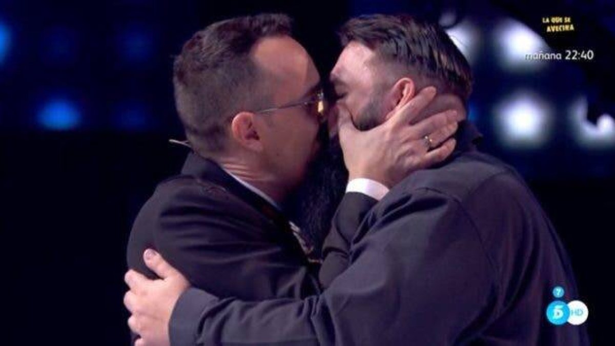 El beso de la paz de Risto Mejide con un concursante de ‘Got Talent’