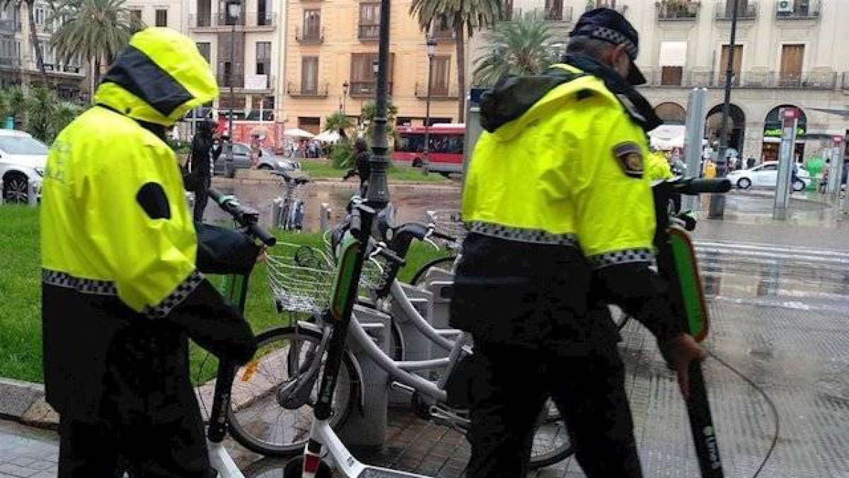 Patinetes eléctricos en Alicante: casco, seguro y sin pisar las aceras