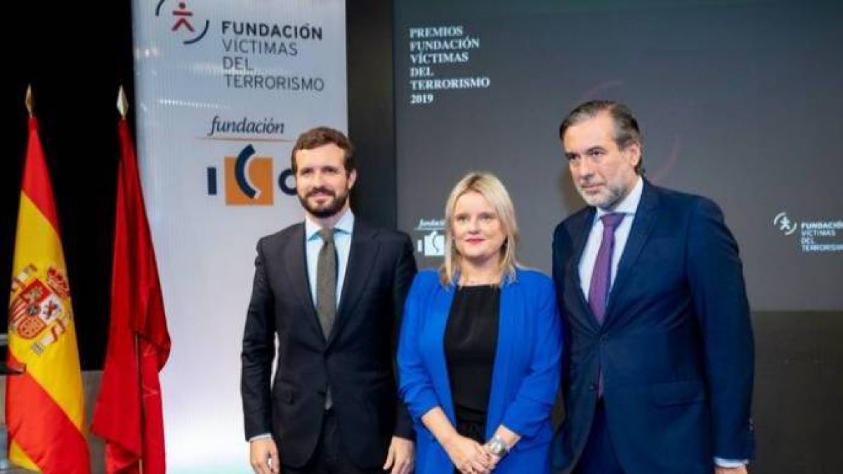 Mari Mar Blanco, junto a Pablo Casado y Enrique López, este martes en la entrega de los premios de la FVT.