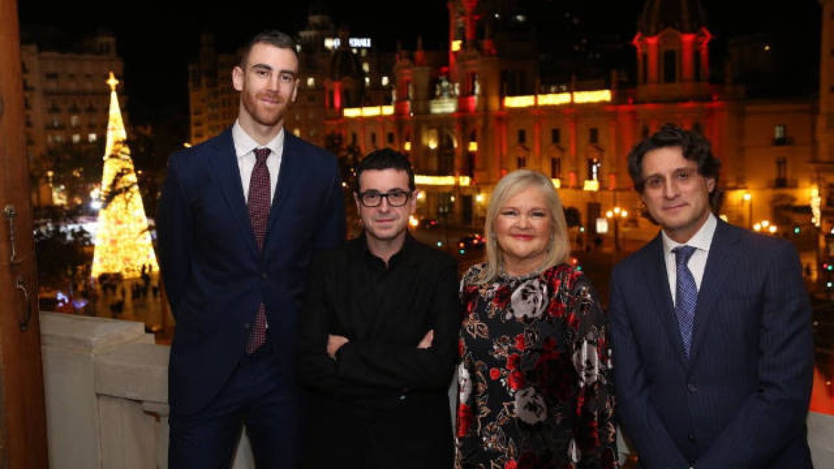 Los premiados con Carmen de Rosa
