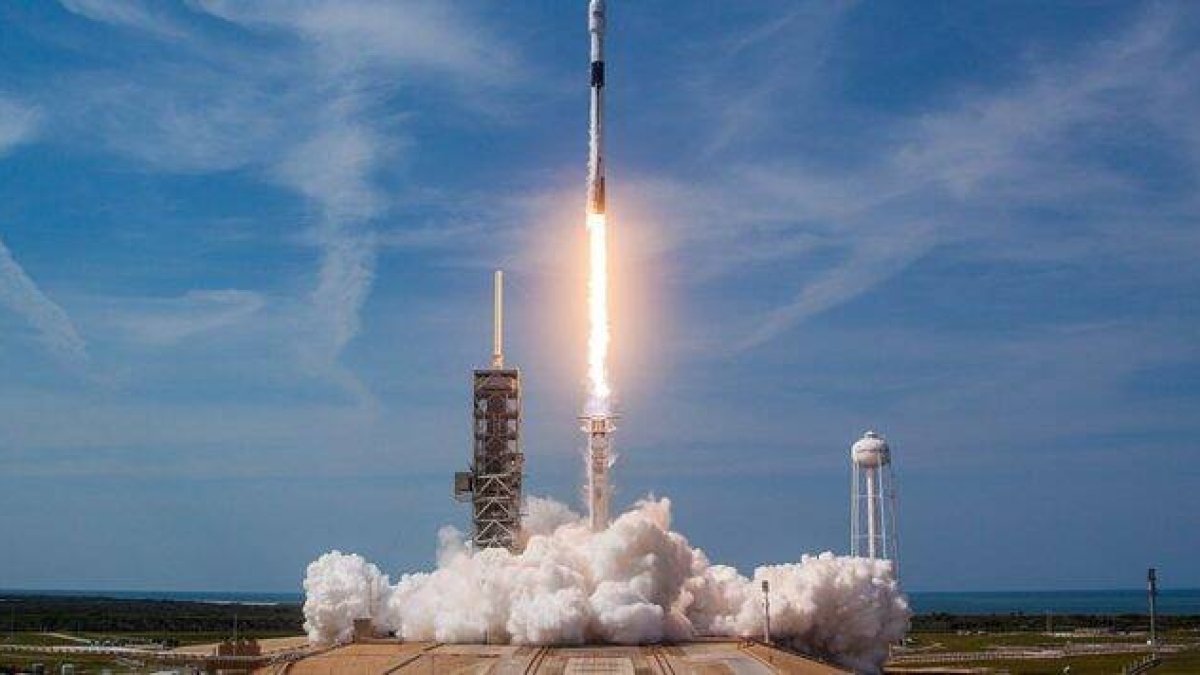 Ahora puedes reservar una plaza online en cohete de SPACEX por un millón de dólares