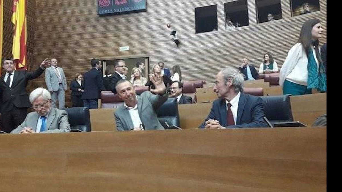 Baldoví (en el centro) encabeza la candidatura de Compromís por Valencia, mientras que Ciscar, a su izquierda, cierra la del PSPV-PSOE