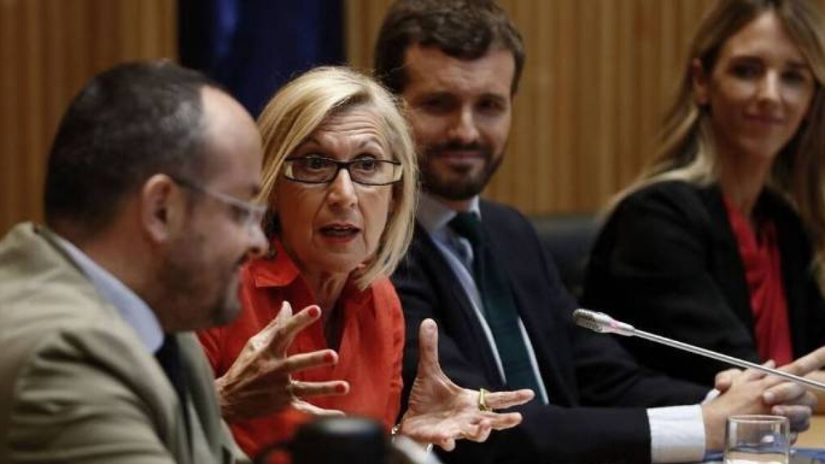 Rosa Díez, en un acto en el Congreso junto a dirigentes del PP.