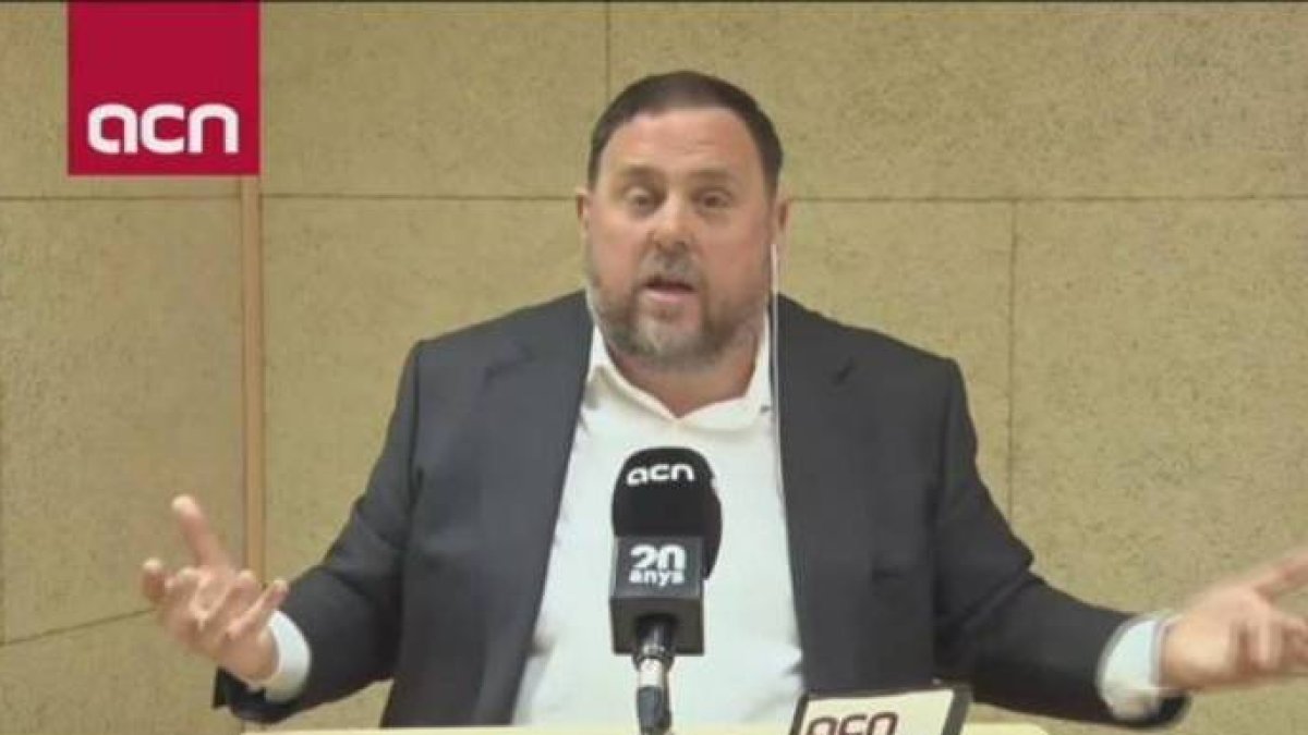 Junqueras, en una rueda de prensa desde la cárcel.