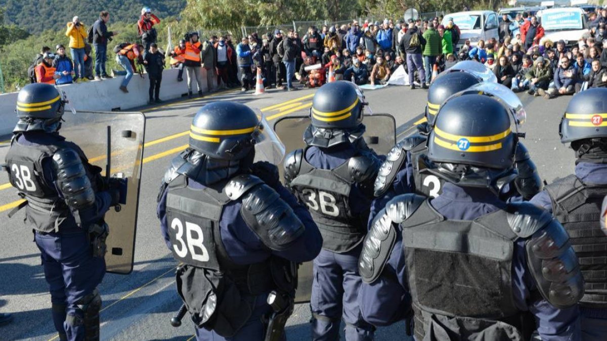 Torra aprieta a Sánchez y se ríe de él utilizando a los Mossos de La Junquera