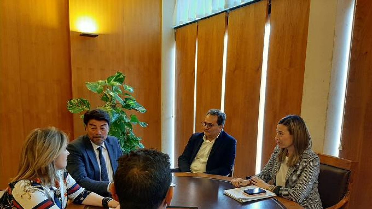Barcala con Sanguino en la reunión de Presupuestos.