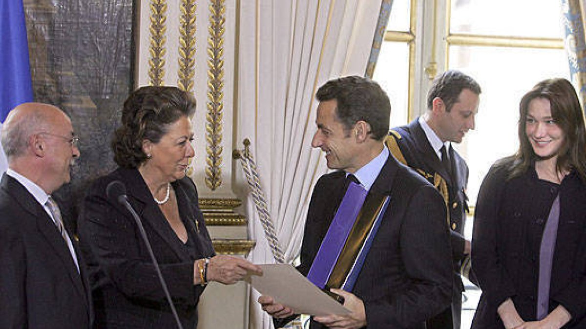 Vicente Carbonell a la izquierda durante la entrega en 2008 a Sazkozy del premio Convivencia.