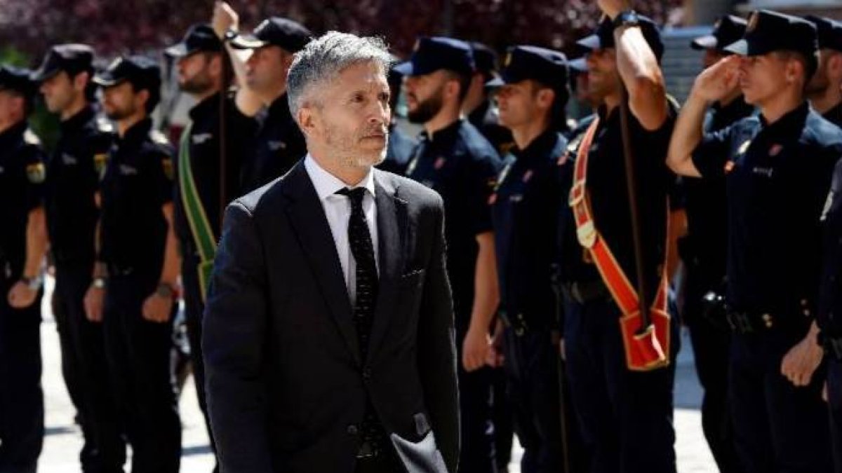 El ministro del Interior en un acto con policías.