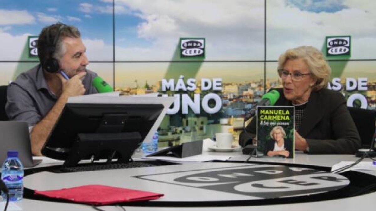 El extraño ruido que se cuela en la entrevista con Carmena en Onda Cero y la cara que pone Alsina
