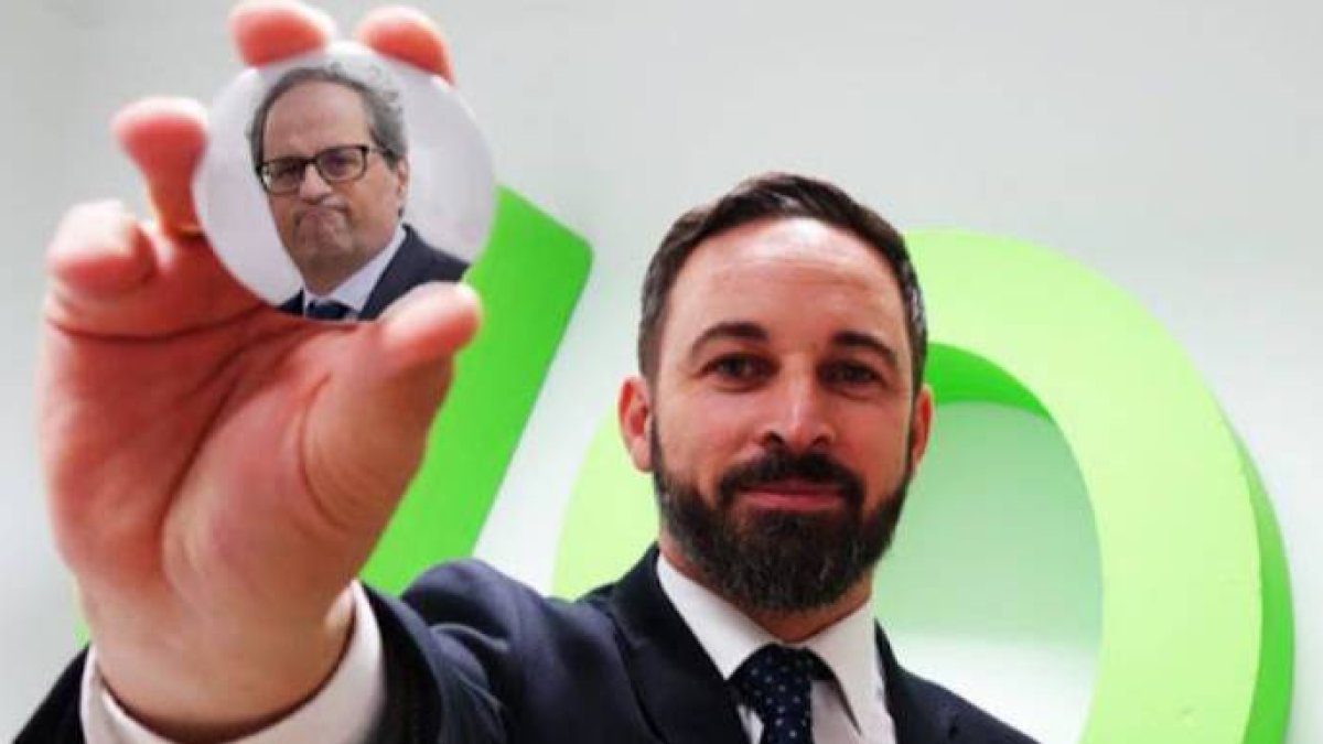 Santiago Abascal, con una chapa con la cara de Quim Torra.