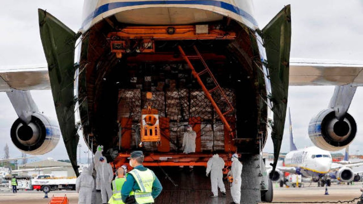 Avión con el material de protección sanitario, procedente de Shenzhen