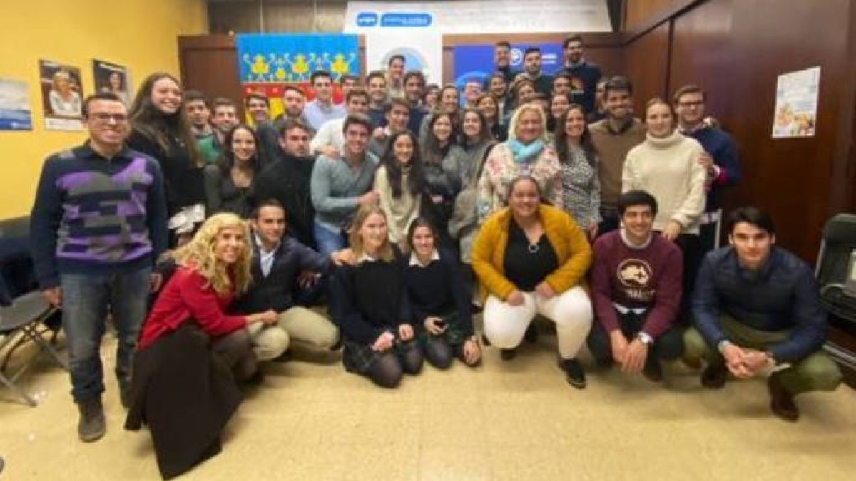 NNGG del PP ha presentado en Valencia la campaña ´Esta Navidad Regala una sonrisa´, que  trata de que ningún niño se quede sin juguete