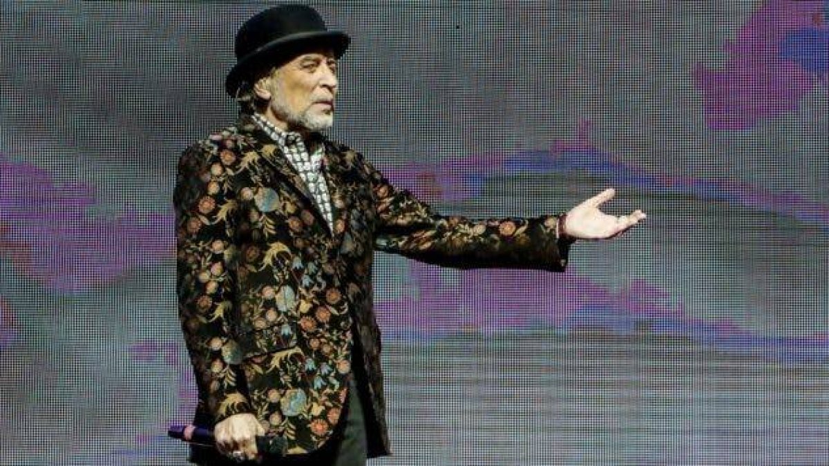 Hasta Joaquín Sabina se asoma al balcón para aplaudir a los sanitarios tras su accidente