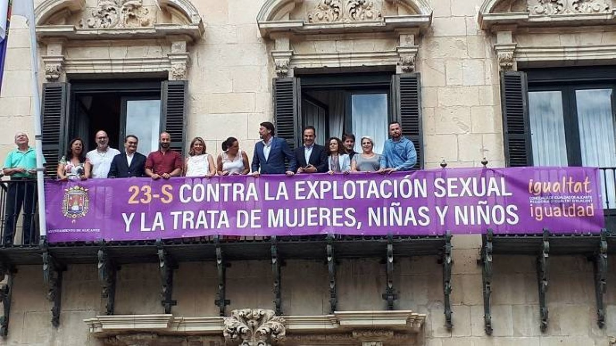 Vox no se pone detrás de la pancarta contra la explotación sexual en Alicante