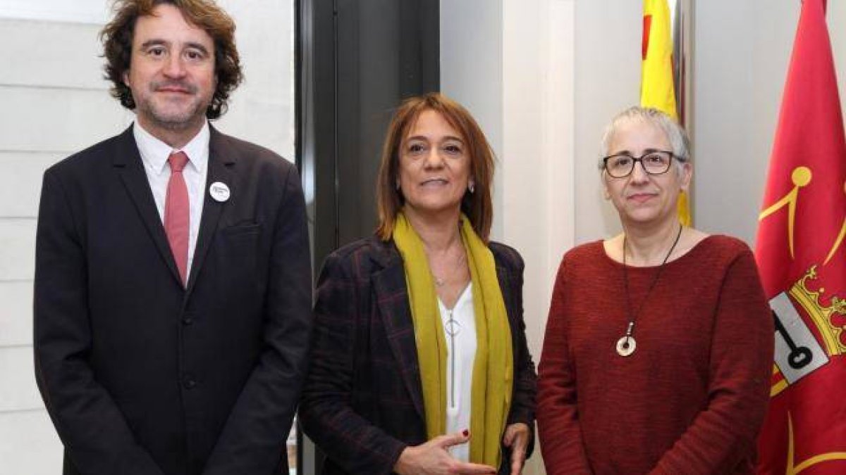 Trenzano con la directora general directora general de Política Lingüística de la Baleares, Beatriu Defior, y de Cataluña, Ester Franquesa