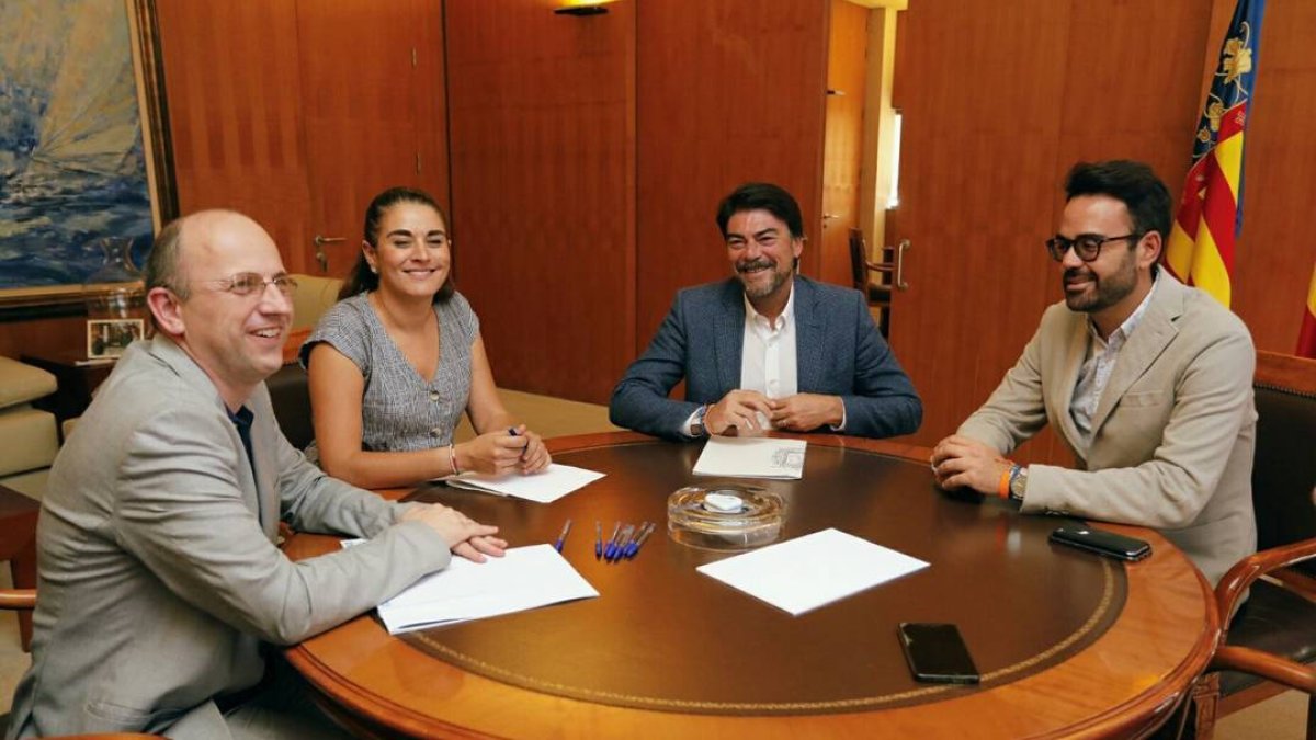 Mireia Mollá (Compromís), el alcalde de Alicante Luis Barcala (PP), Adrián Camps (Ciudadanos)