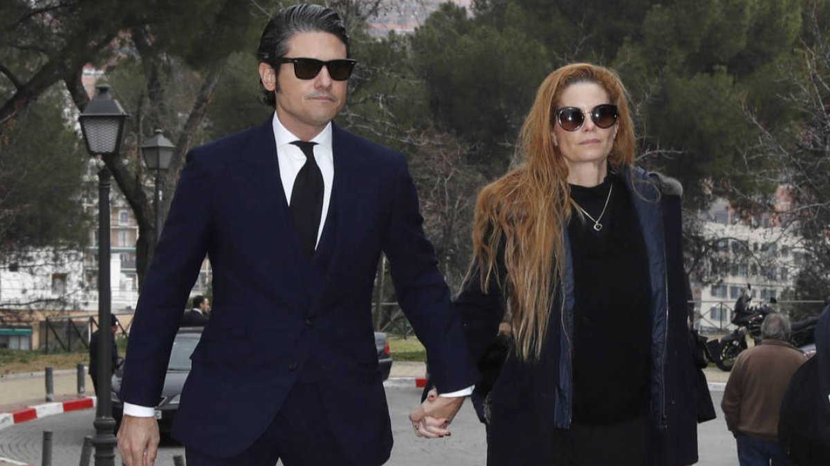 Olivia de Borbón llegando al tanatorio para despedir a su hermana.