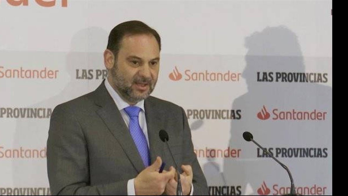 La decisión de Ábalos de destituir al delegado del Gobierno puedo tener más consecuencias internas de las que esperaba