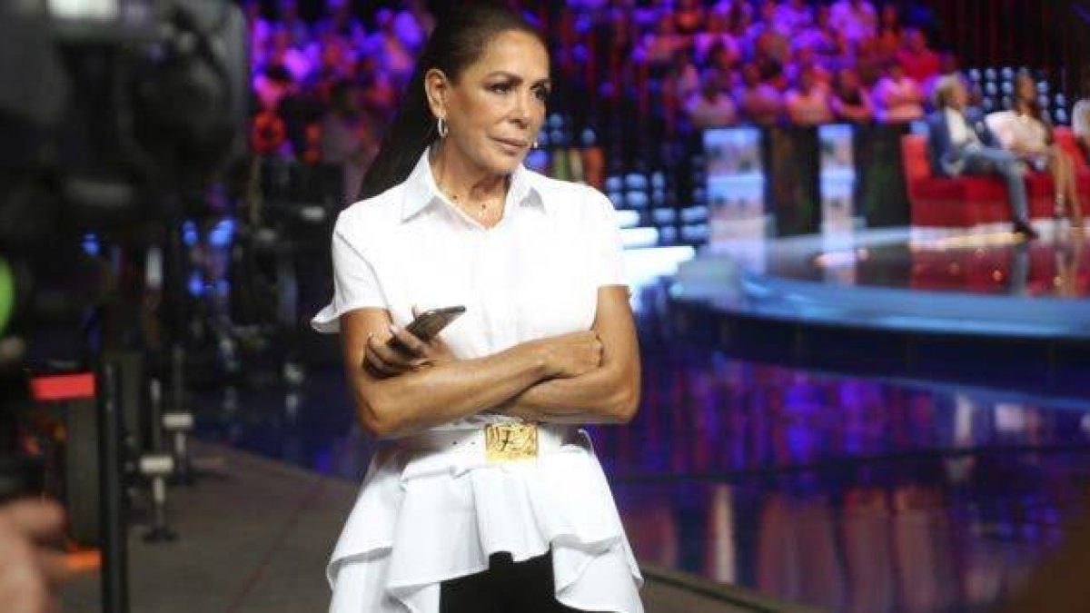 Isabel Pantoja planta a sus compañeros en la tradicional cena de Mediaset