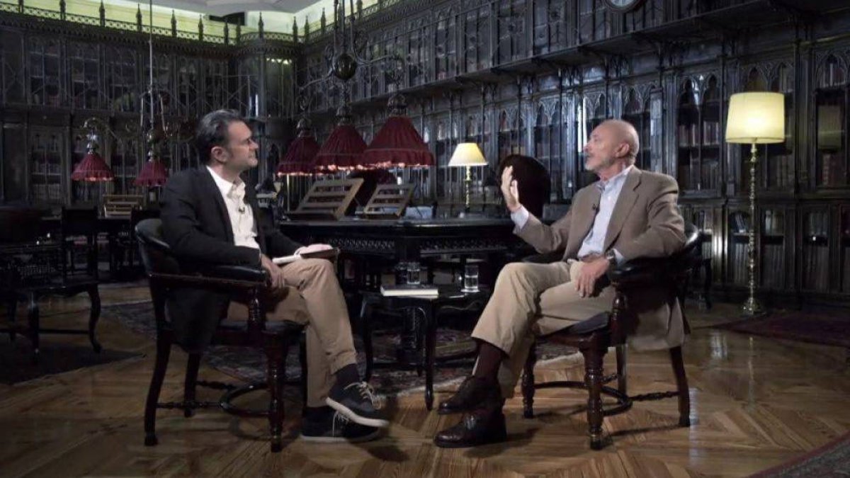 Reverte enseña la auténtica cara de Sánchez dedicándole el elogio más envenenado