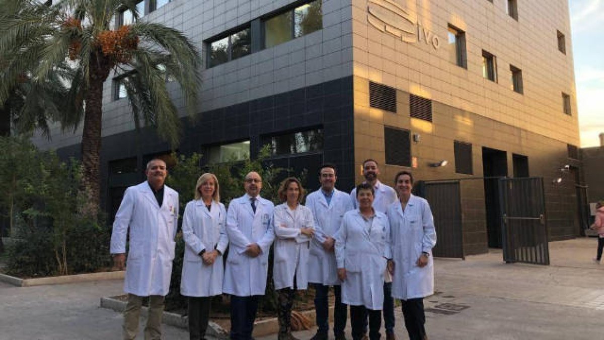 Los ponentes de la VI edición de las Jornadas de Educación para la Salud en Cáncer de Mama, frente al IVO
