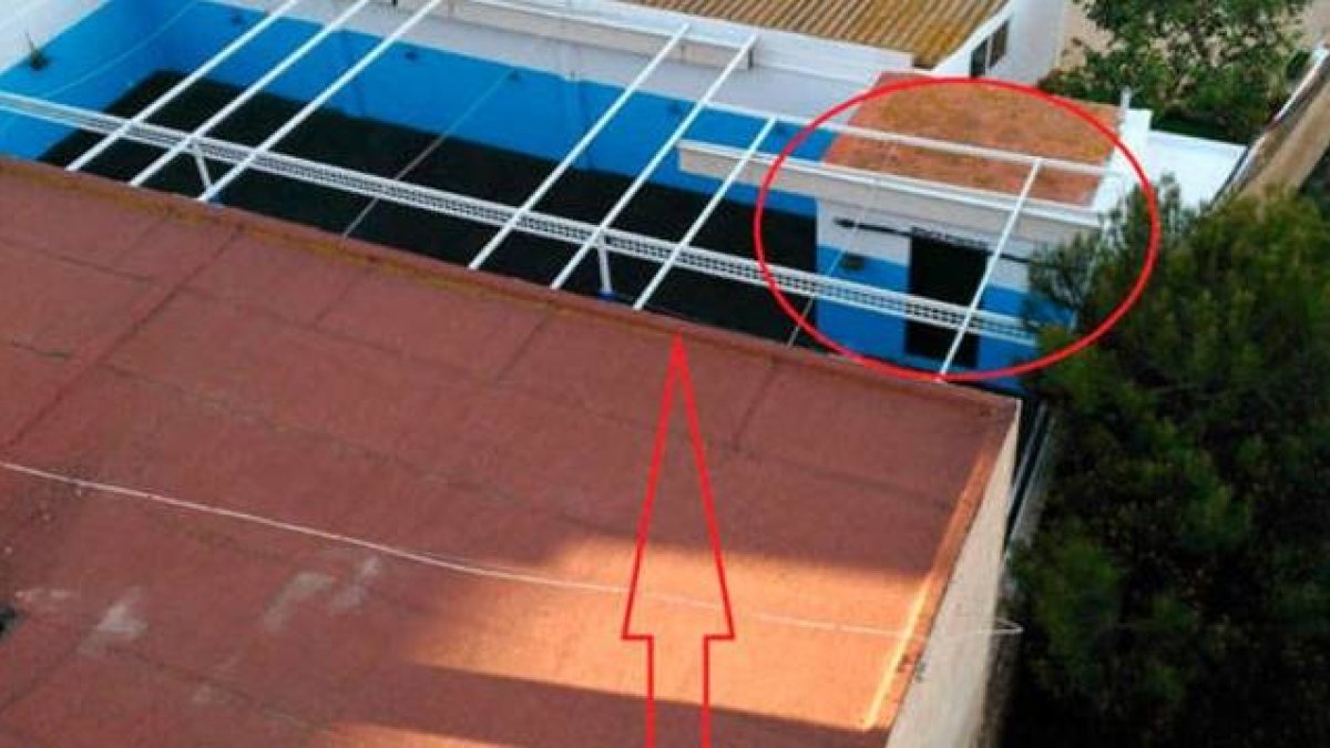 Al motor del pozo se accede por la escuela infantil, fuera de horario lectivo