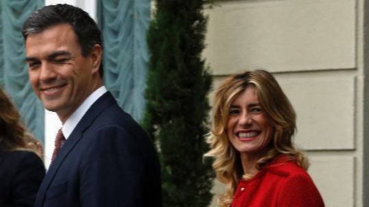 El presidente del Gobierno, Pedro Sánchez, junto a su esposa, Begoña Gómez.