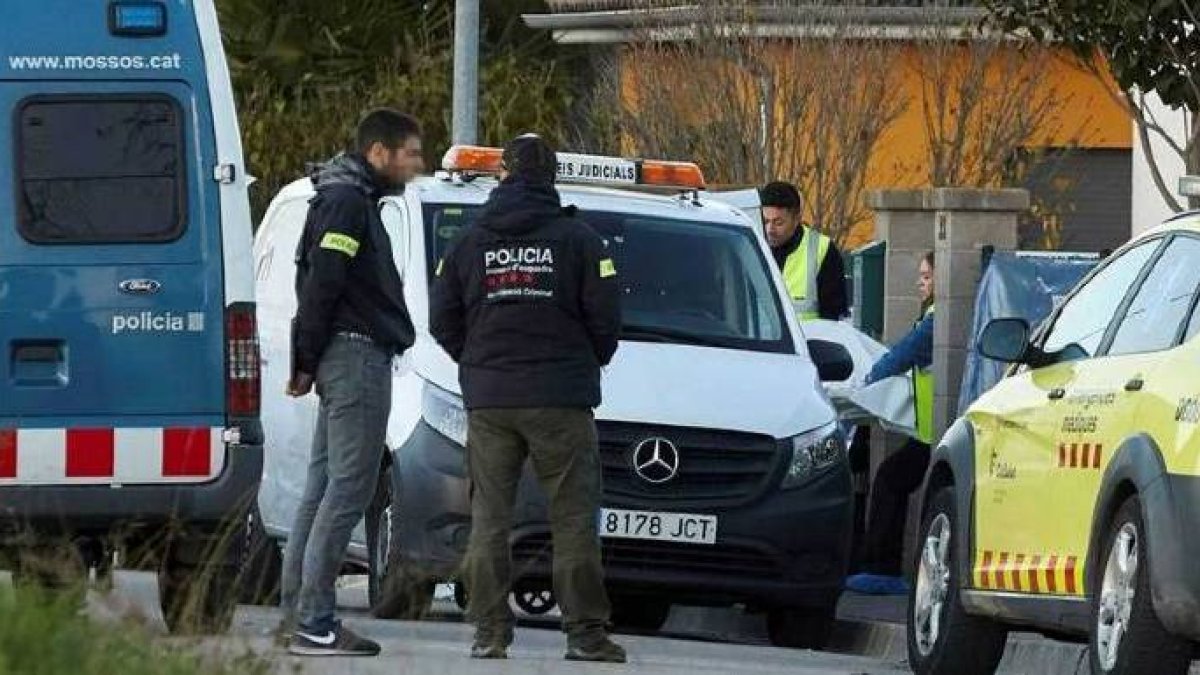 Los mossos en el lugar del terrible hallazgo.