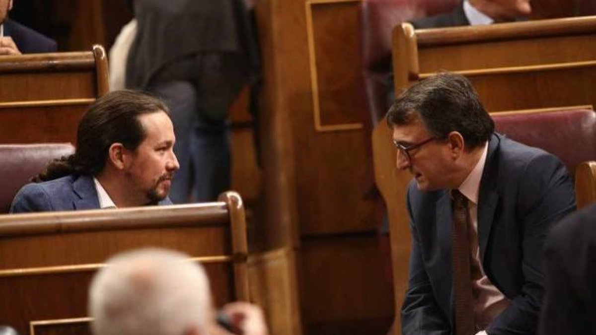 Iglesias y Aitor Esteban, frente a frente en el Congreso.