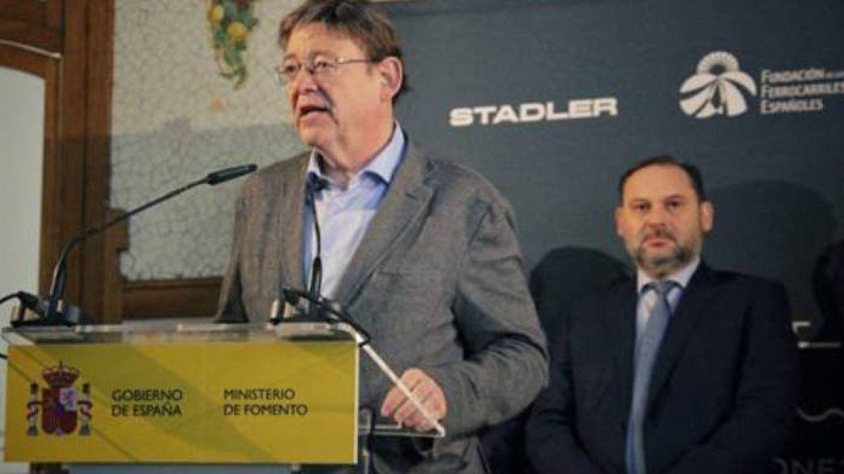 Mientras Puig y Ábalos miran cada uno hacia un lado, dentro de su partido muchas miradas se posan en ellos