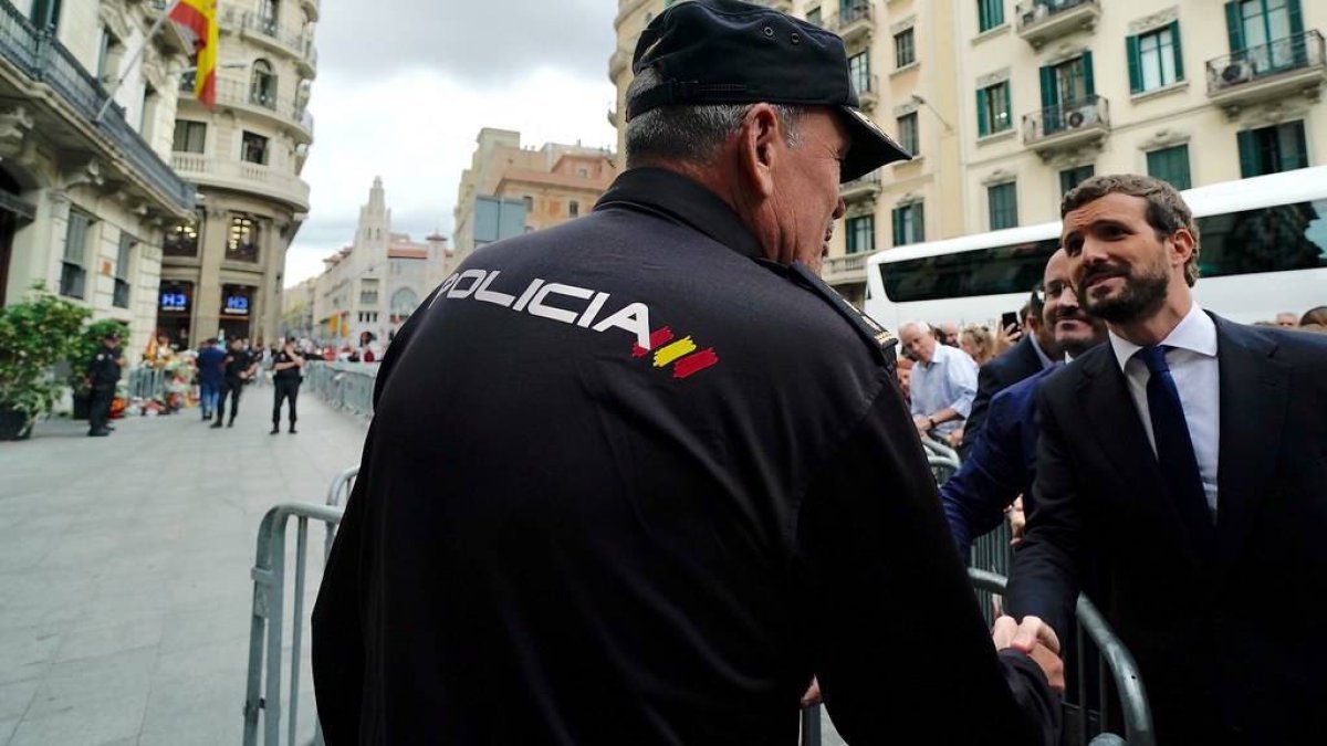 Interior impide a Casado entrar en la Jefatura de Policía y le deja en la calle