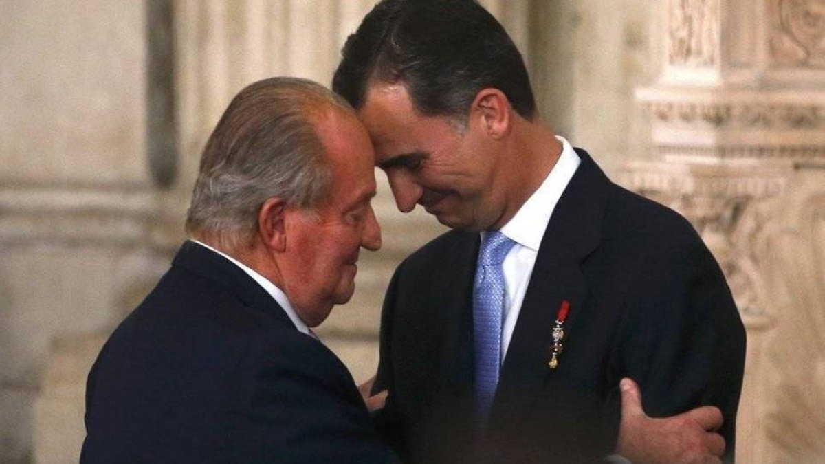 Padre e hijo en un gesto de complicidad.