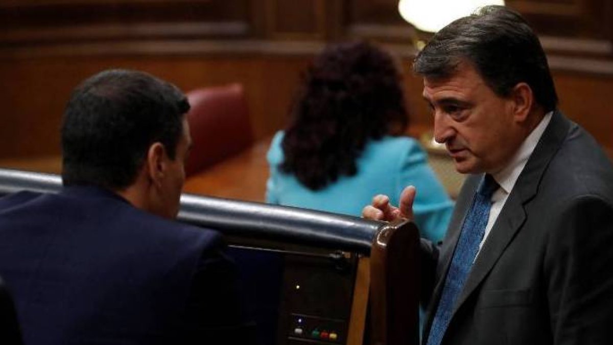 Sánchez y el portavoz del PNV, Aitor Esteban.