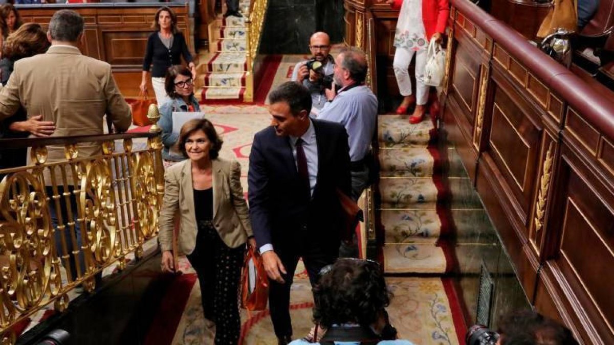 Pedro Sánchez y Carmen Calvo en el hemiciclo.