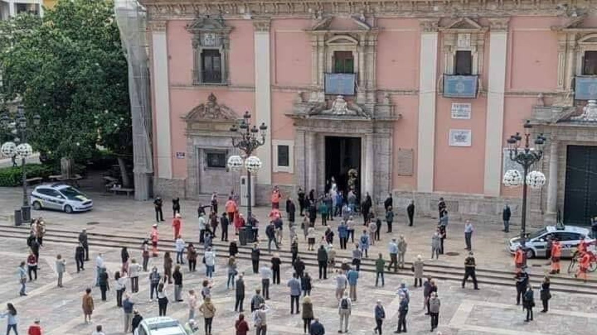 Ataque al cardenal de Valencia Cañizares por su gesto con la Mare de Déu