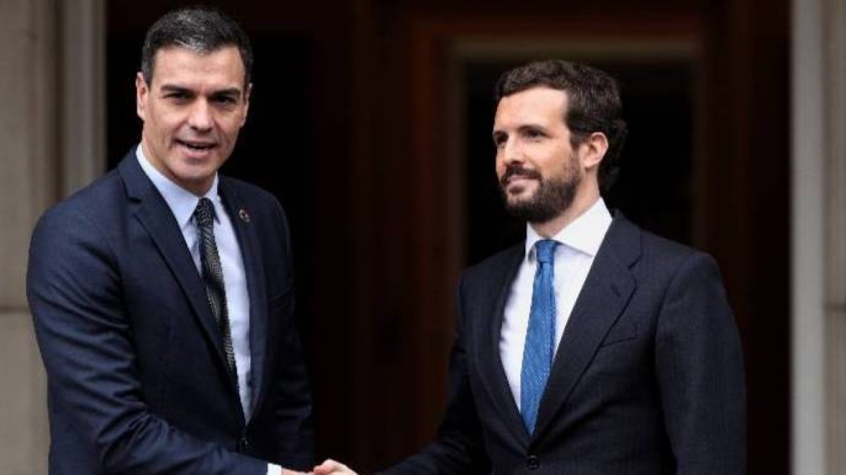 Sánchez y Casado, este lunes en las puertas de La Moncloa.