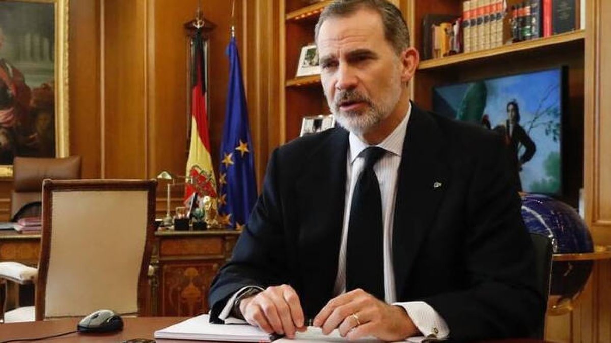 El Rey Felipe VI en su despacho en Zarzuela