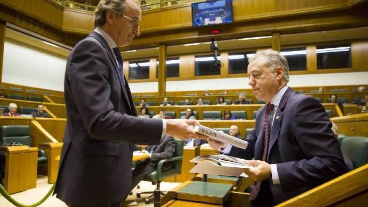 Momento en que Alfonso Alonso entrega al lendakari el libro de Rajoy.