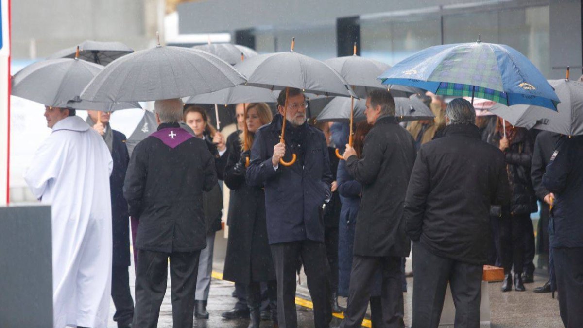 Rajoy en las inmediaciones del tanatorio, en una fotografía de La Voz de Galicia.