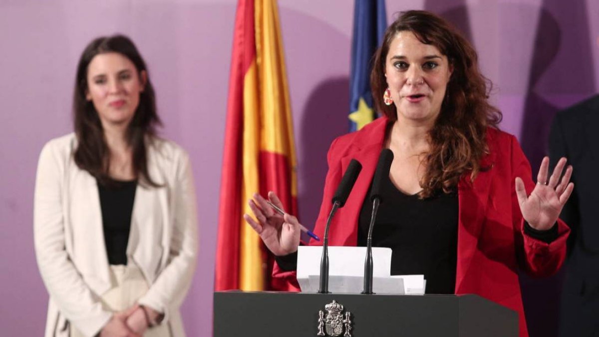 La secretaria de Estado, Noelia Vera junto a la ministra de Igualdad, Irene Montero