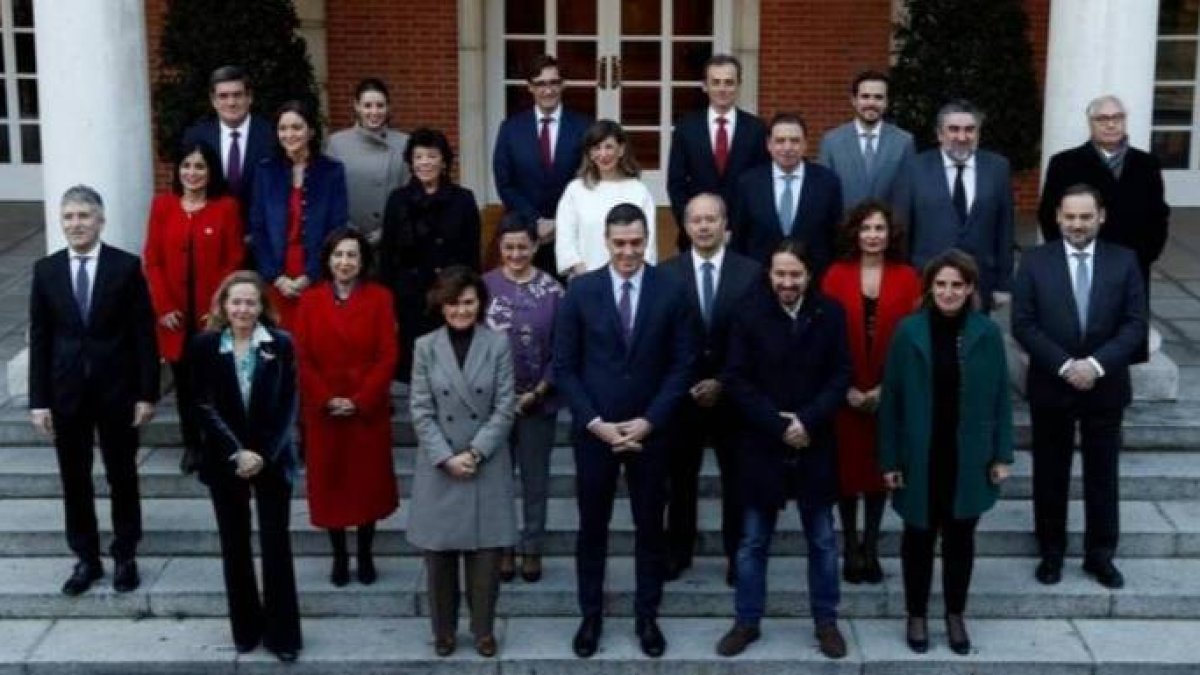 Foto oficial del actual gobierno en las escaleras de La Moncloa.