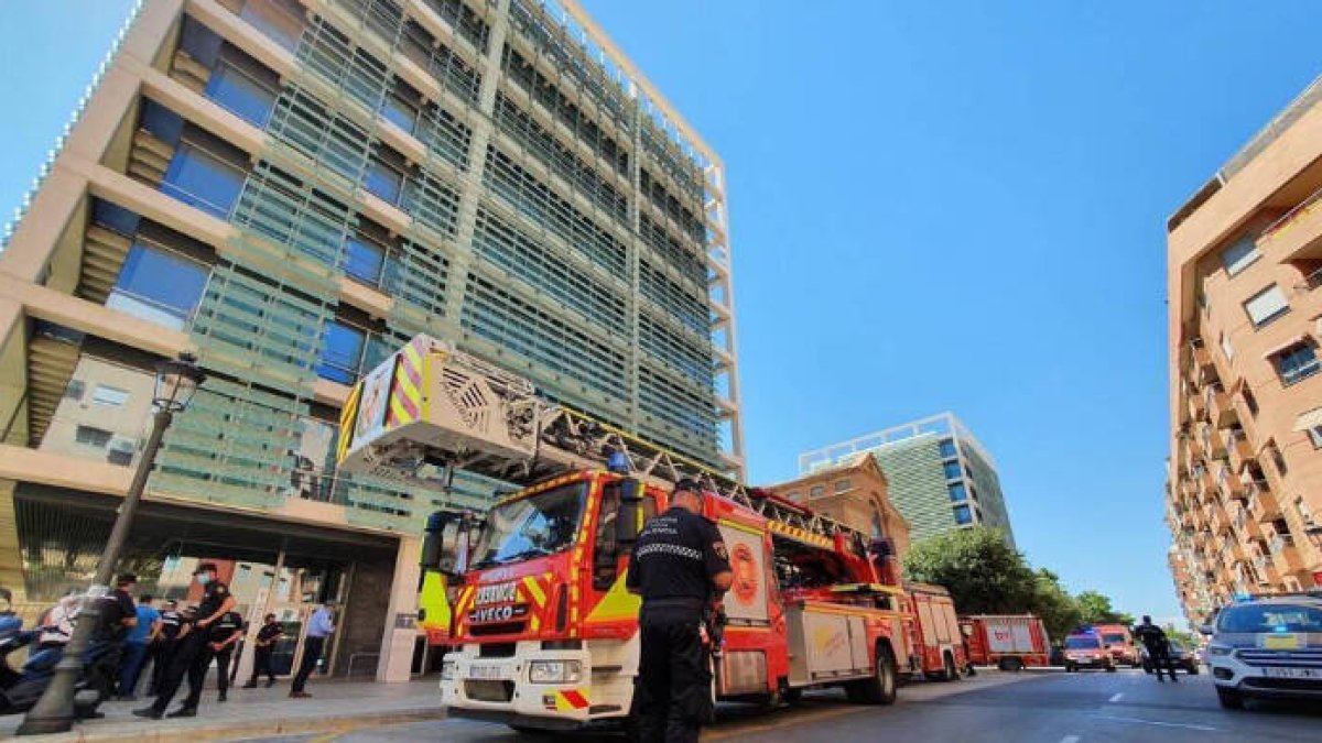 El incendio ha obligado a desalojar la torre 3