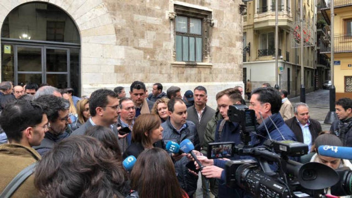 Isabel Bonig frente al Palau de la Generalitat