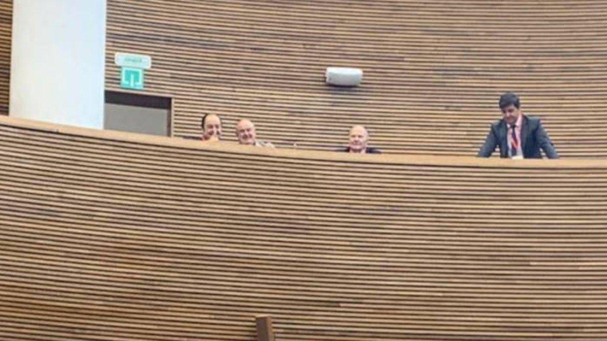 Los promotores de la propuesta han seguido el debate desde el palco de invitados de Les Corts