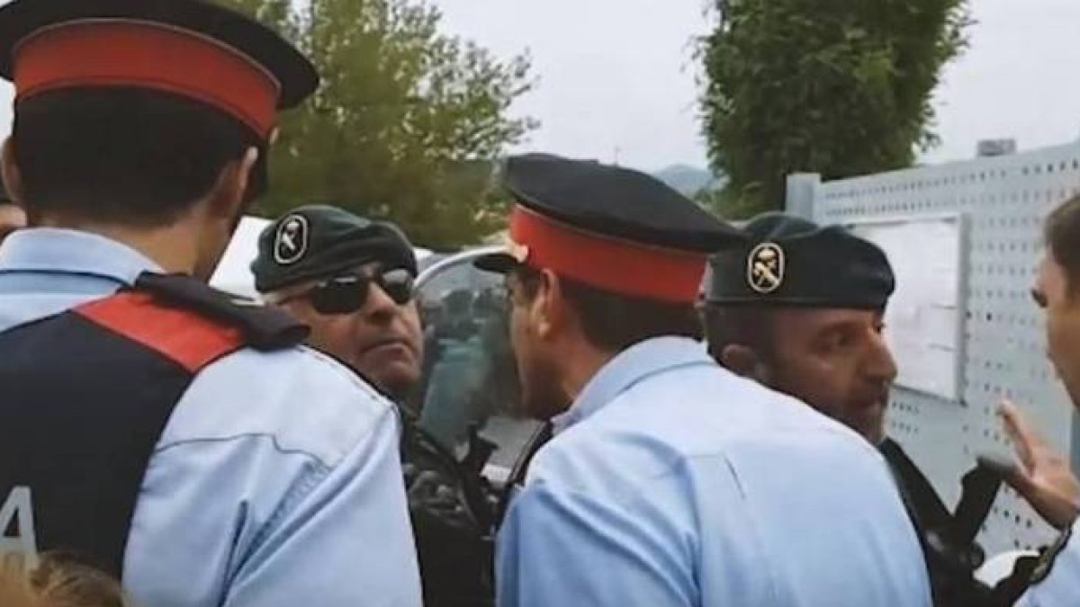 Actitudes bochornosas de los Mossos que Cs no quiere que se repitan.