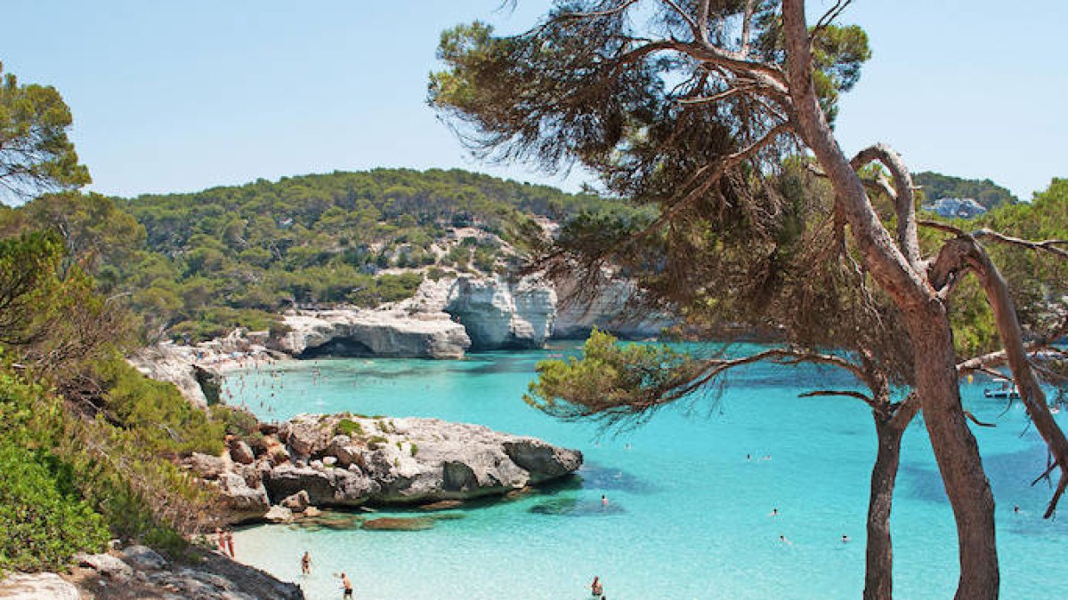 Los encantos de Menorca para empresarios y famosos