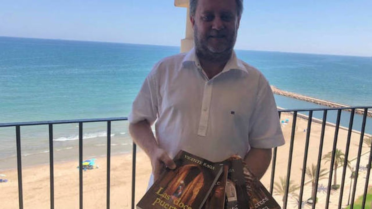 La novela de un concejal valenciano logra el número uno en ventas en USA