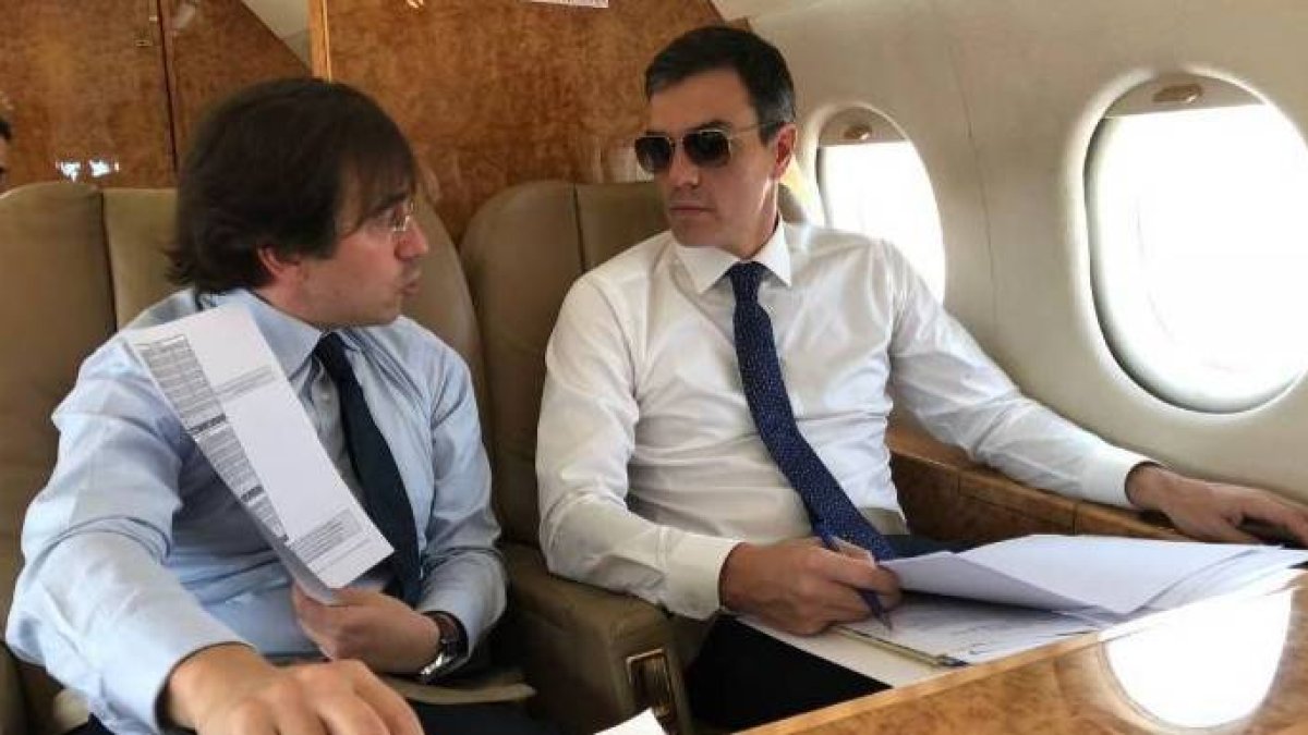 José Manuel Albares, en la famosa foto de Sánchez 