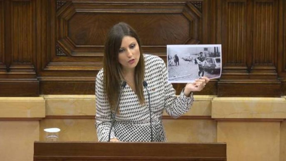 Roldán muestra a Torra una foto de la masacre de ETA en la casa cuartel de Vic.