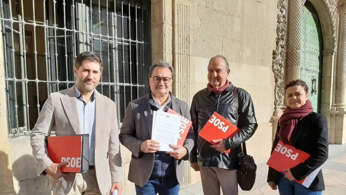 El portavoz Paco Sanguino con los ediles Miguel Millana, Raúl Ruiz y Llanos Cano.